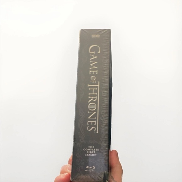 Game of Thrones: The Complete First Season 5 Disc Box Set w/ Bonus (Blu-ray) - Picture 2 of 6